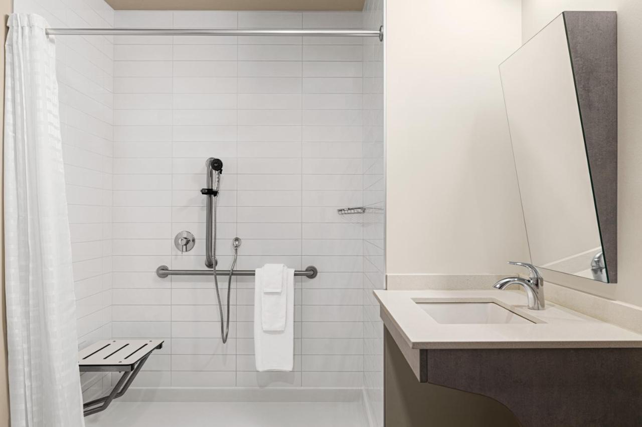 Microtel Inn & Suites By Wyndham Boisbriand Sainte-Therese Экстерьер фото