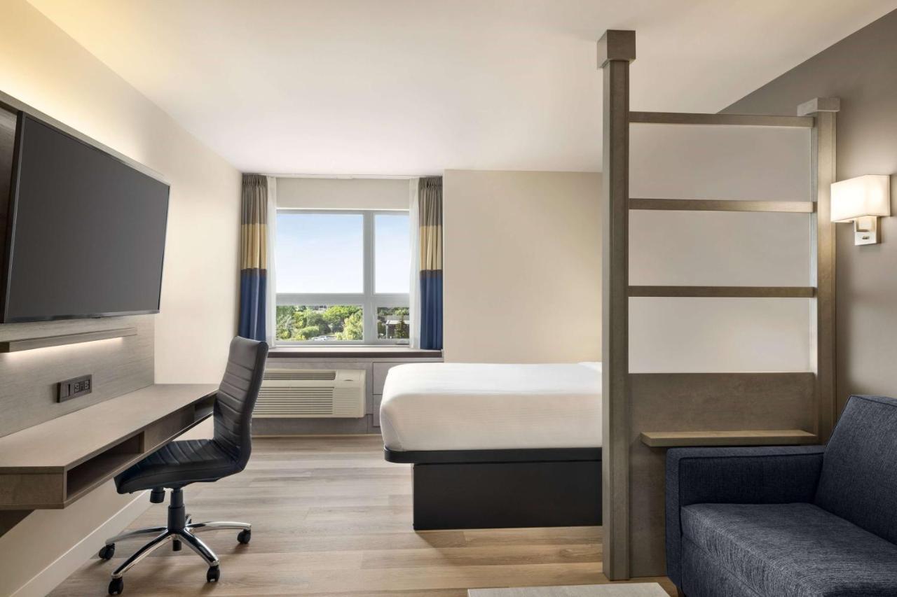 Microtel Inn & Suites By Wyndham Boisbriand Sainte-Therese Экстерьер фото