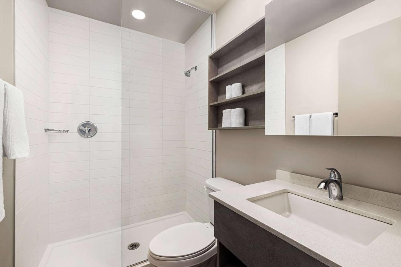 Microtel Inn & Suites By Wyndham Boisbriand Sainte-Therese Экстерьер фото