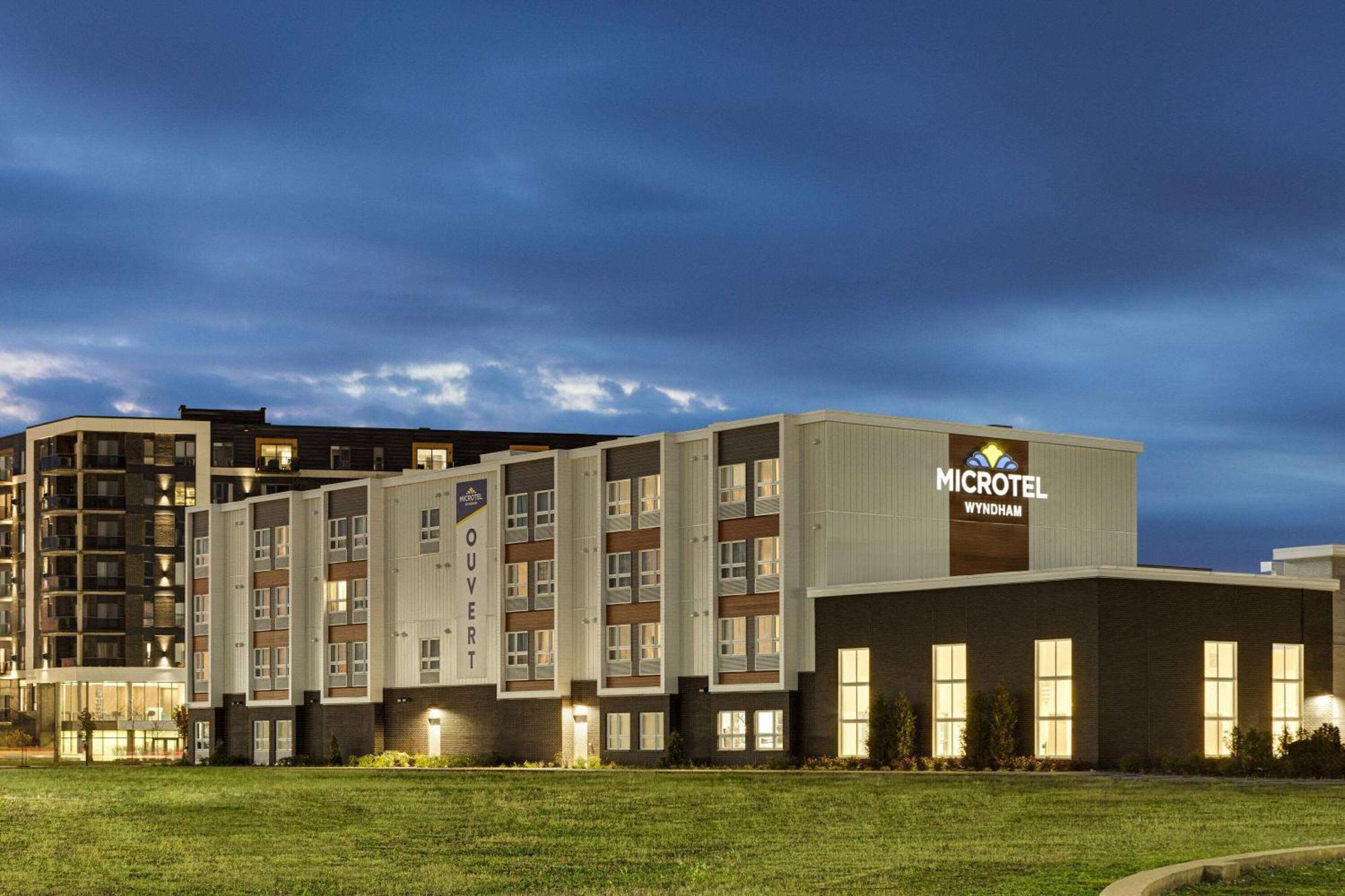 Microtel Inn & Suites By Wyndham Boisbriand Sainte-Therese Экстерьер фото
