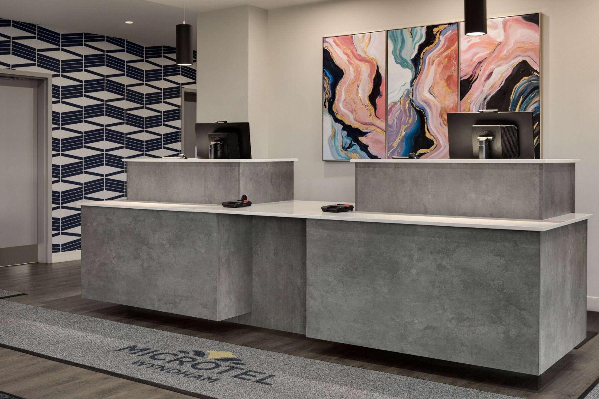 Microtel Inn & Suites By Wyndham Boisbriand Sainte-Therese Экстерьер фото