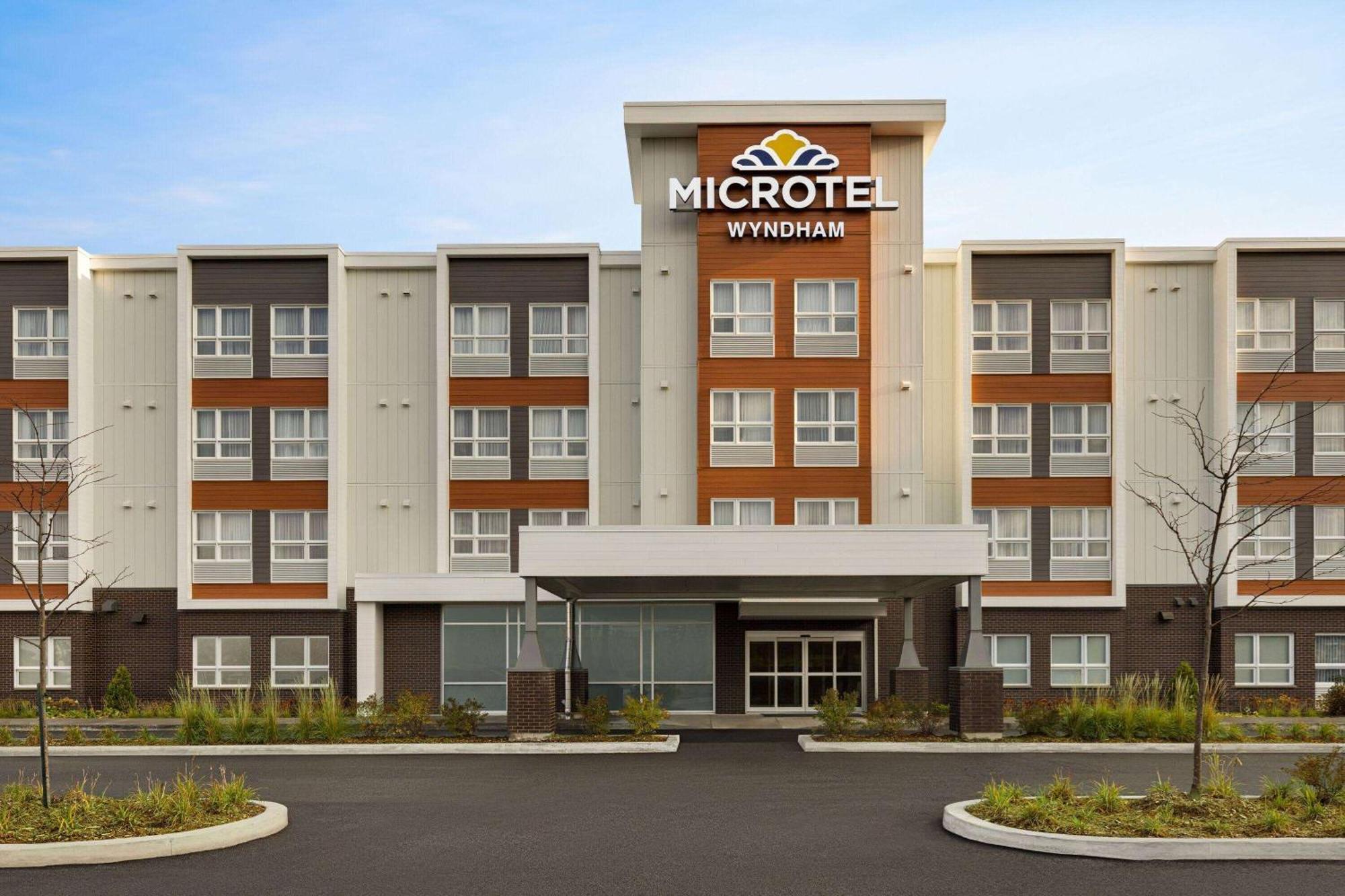 Microtel Inn & Suites By Wyndham Boisbriand Sainte-Therese Экстерьер фото