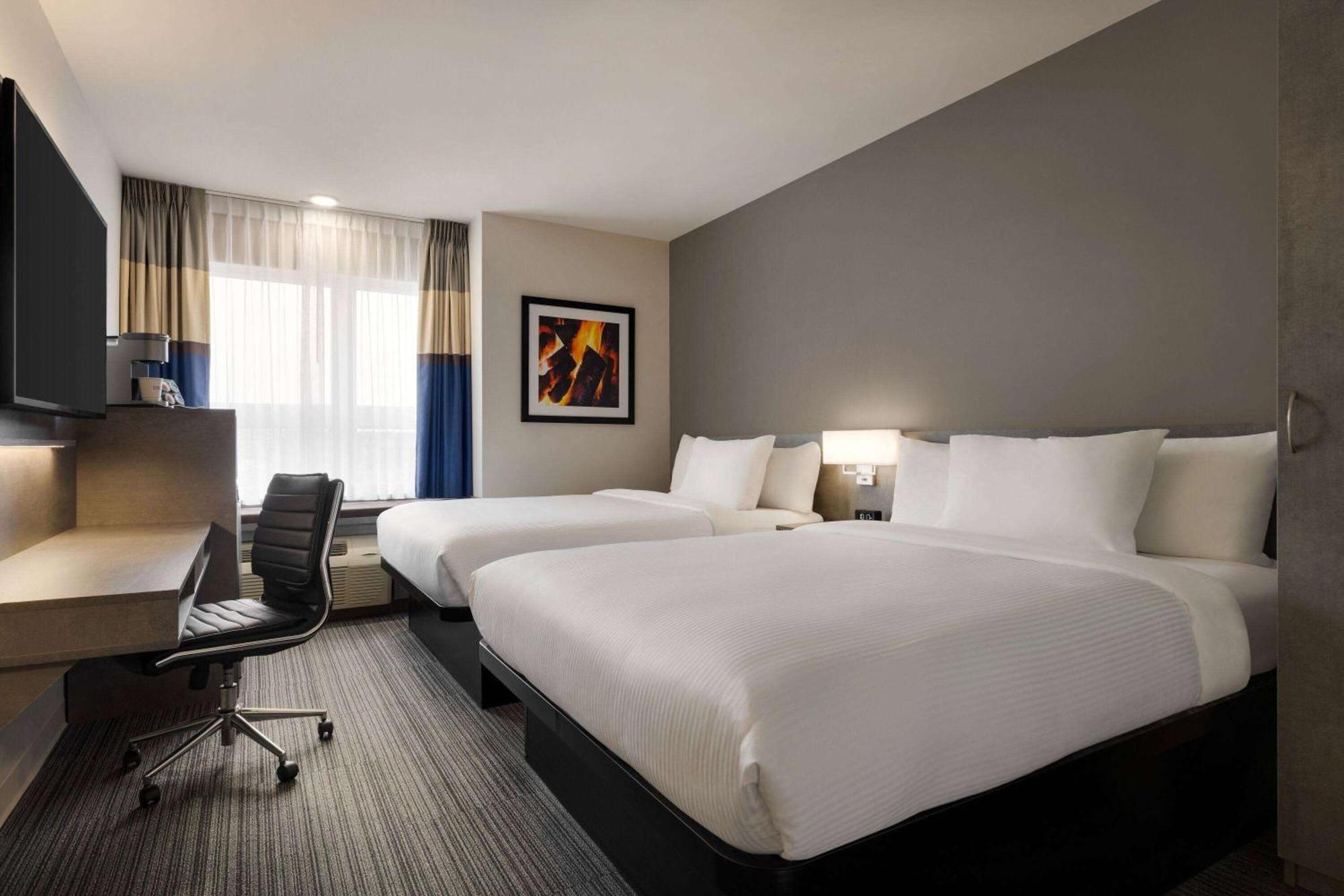 Microtel Inn & Suites By Wyndham Boisbriand Sainte-Therese Экстерьер фото
