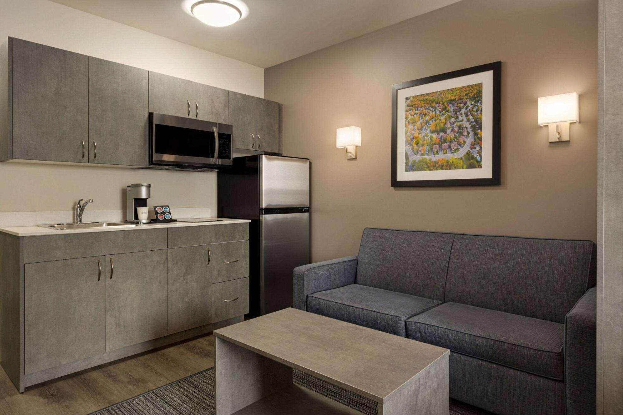 Microtel Inn & Suites By Wyndham Boisbriand Sainte-Therese Экстерьер фото