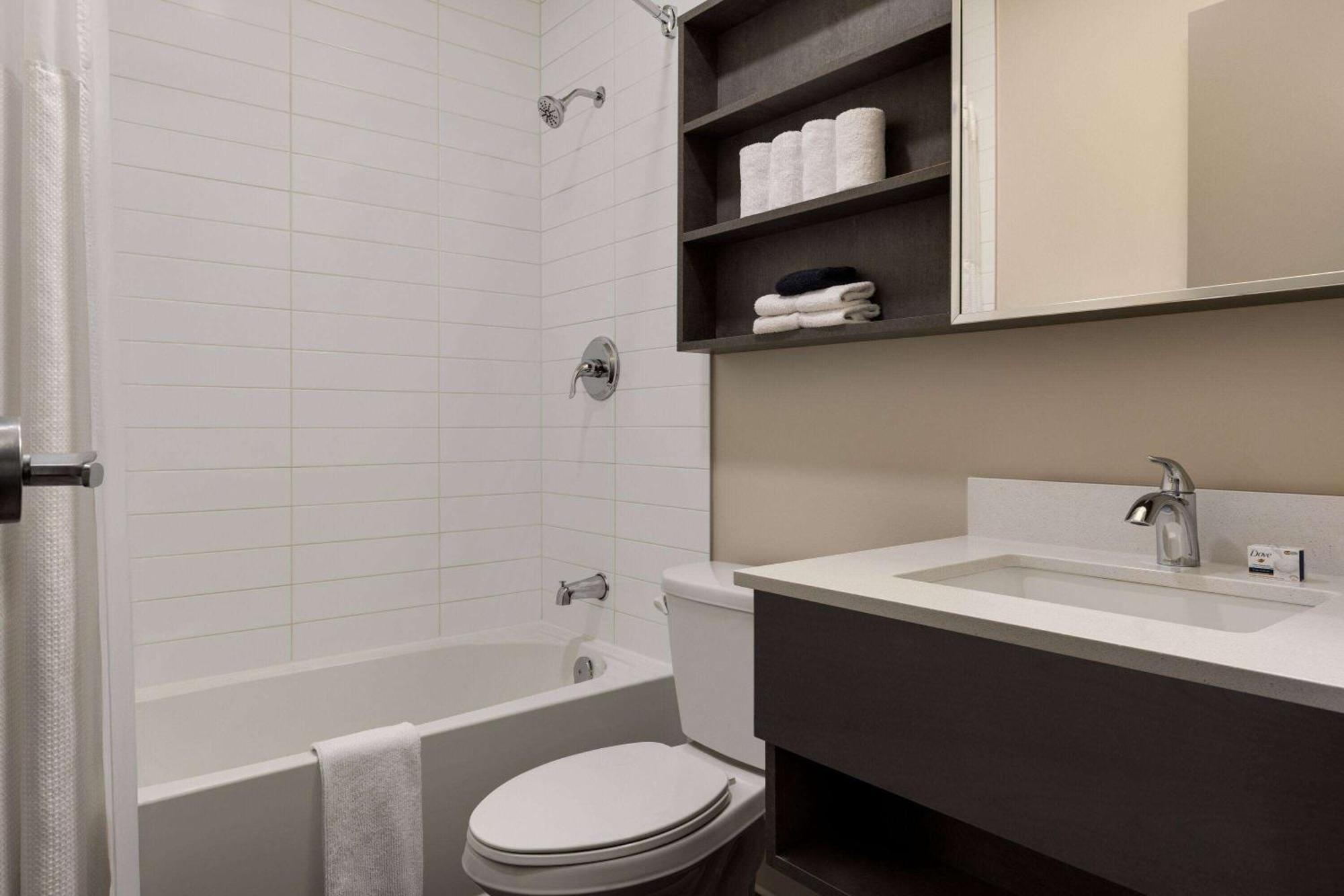 Microtel Inn & Suites By Wyndham Boisbriand Sainte-Therese Экстерьер фото