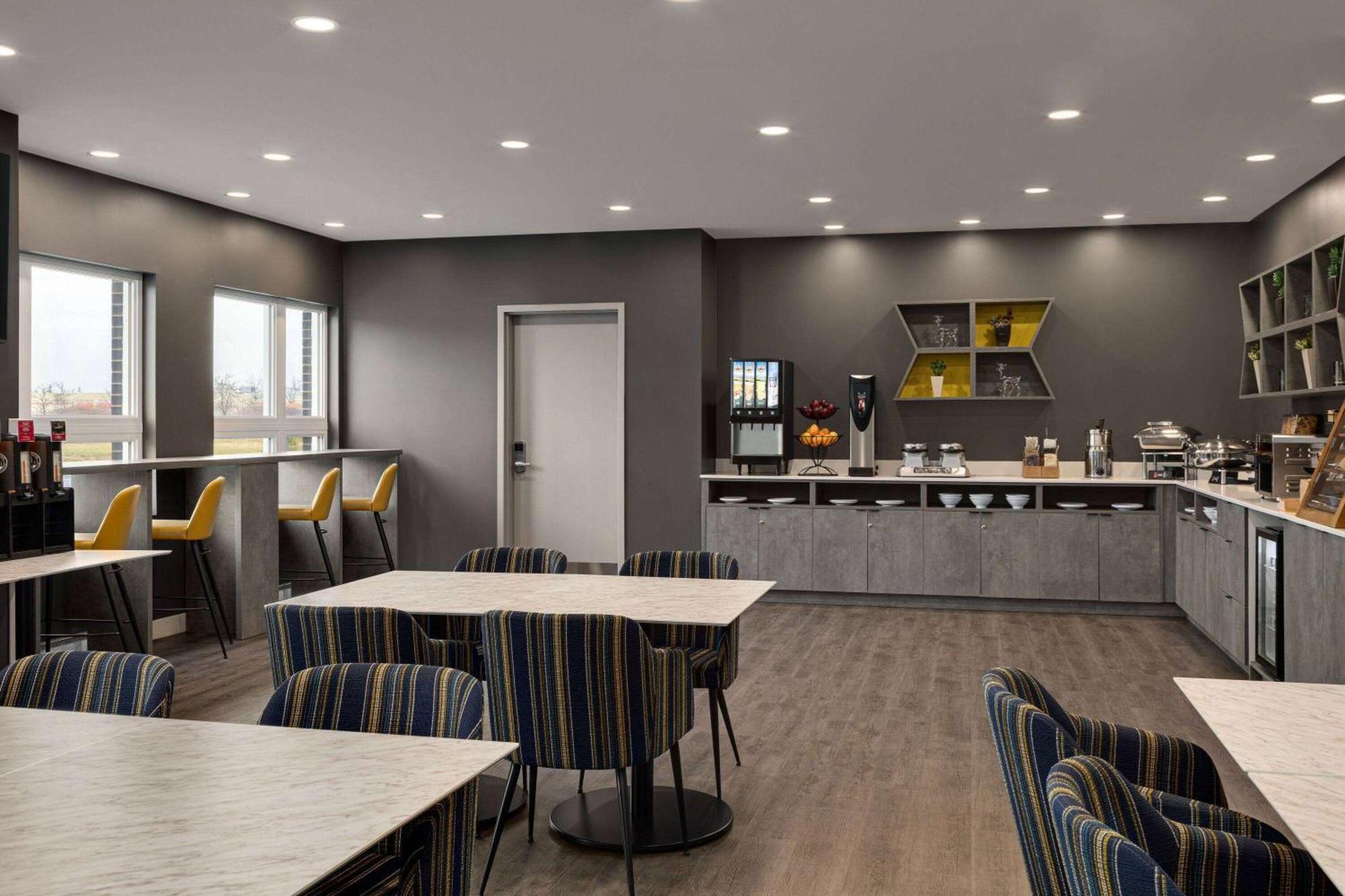 Microtel Inn & Suites By Wyndham Boisbriand Sainte-Therese Экстерьер фото