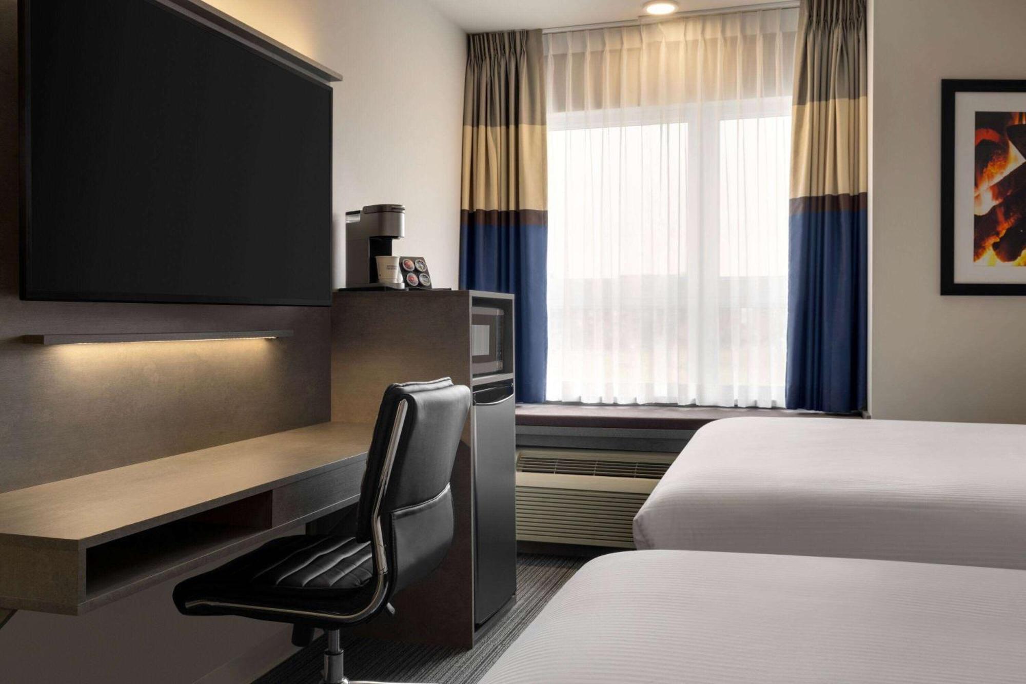 Microtel Inn & Suites By Wyndham Boisbriand Sainte-Therese Экстерьер фото