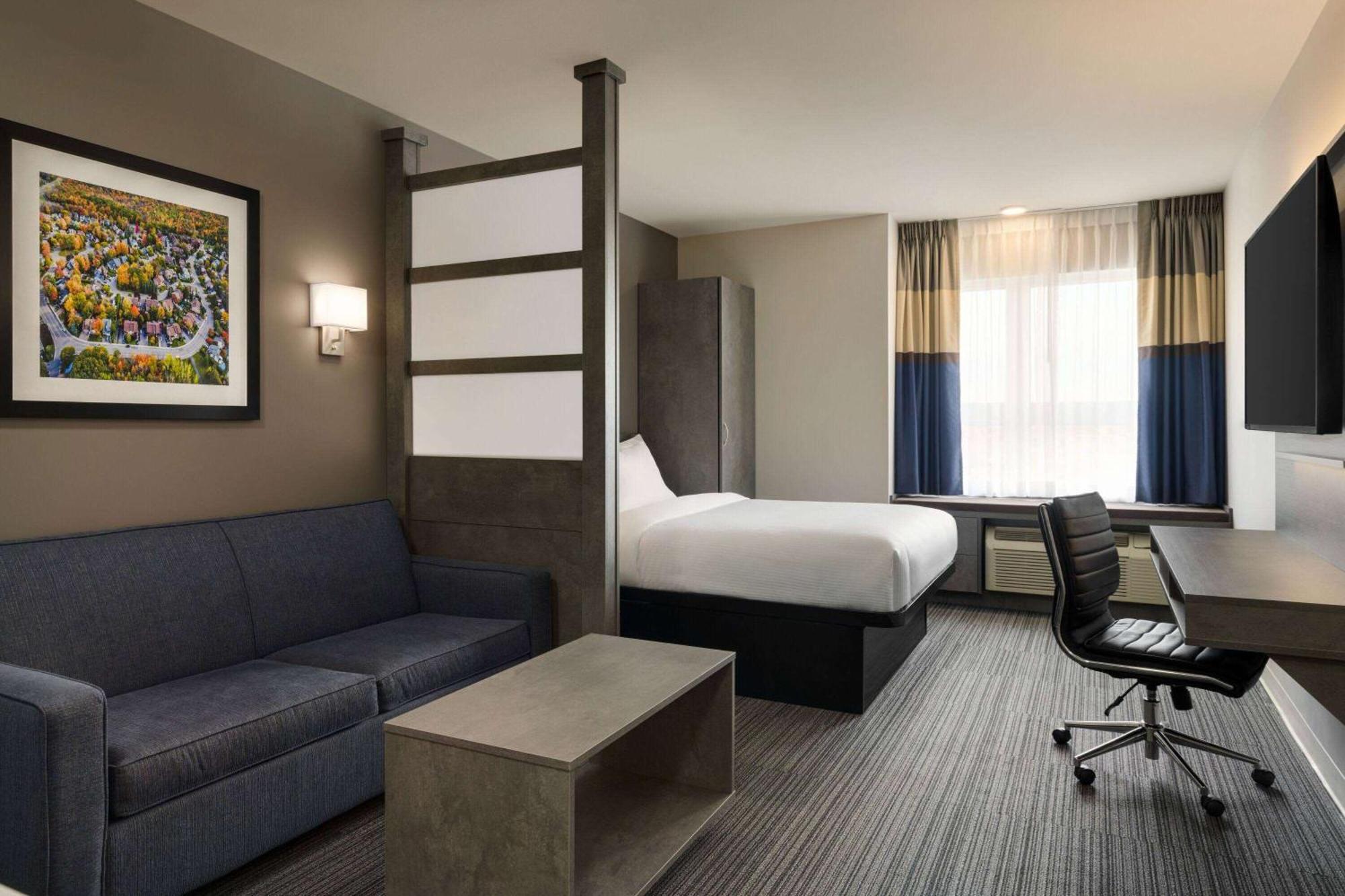 Microtel Inn & Suites By Wyndham Boisbriand Sainte-Therese Экстерьер фото