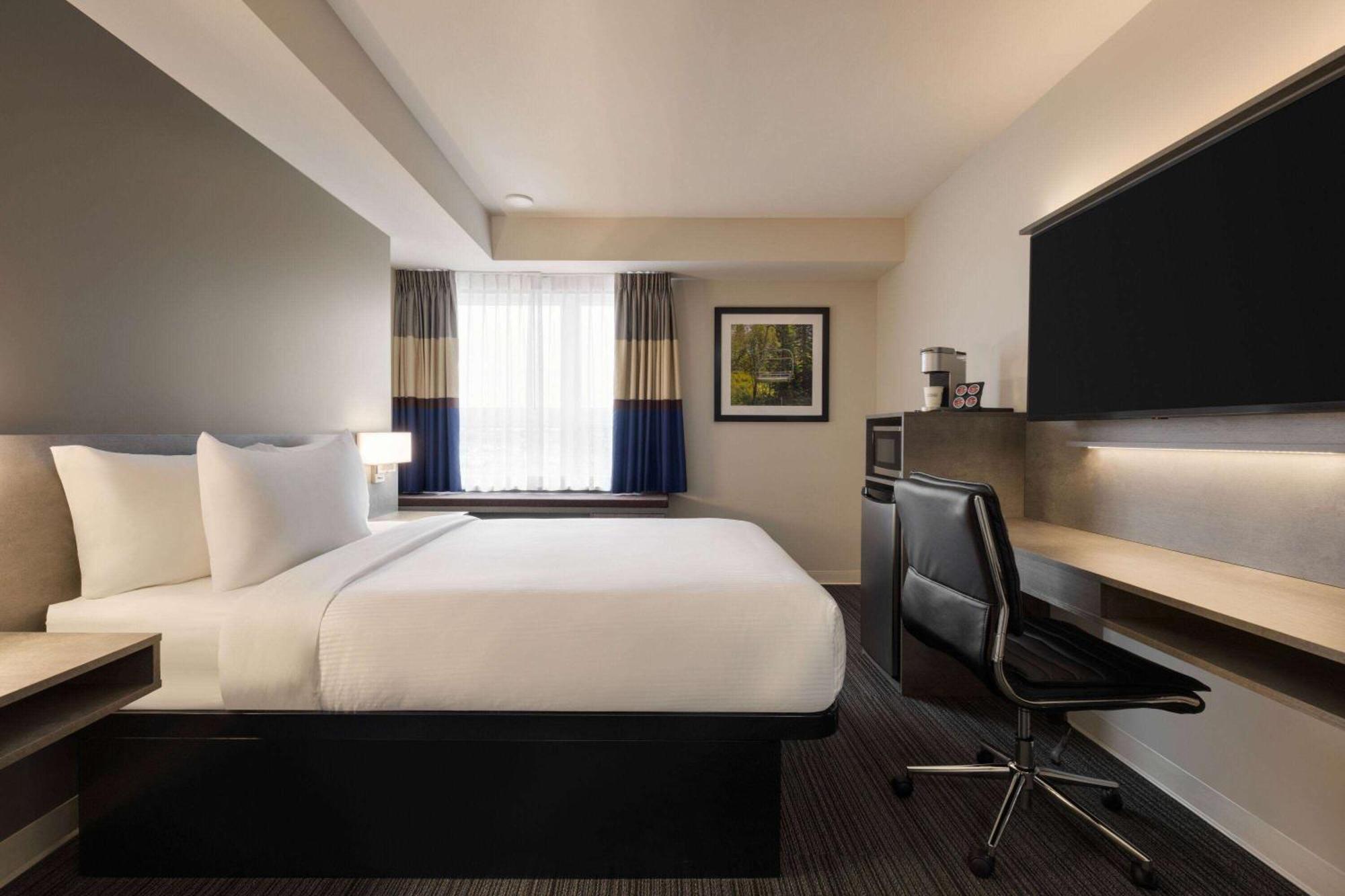 Microtel Inn & Suites By Wyndham Boisbriand Sainte-Therese Экстерьер фото