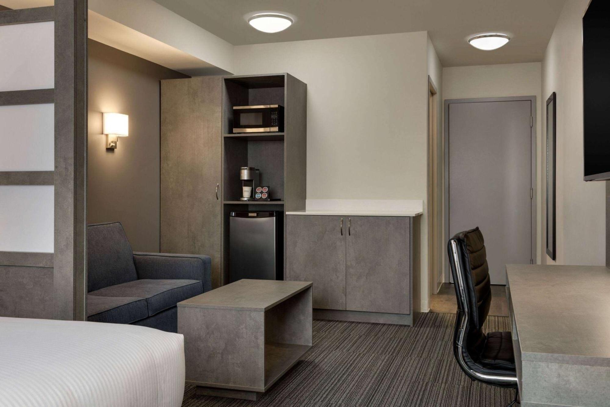 Microtel Inn & Suites By Wyndham Boisbriand Sainte-Therese Экстерьер фото